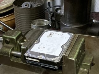 HDD を穿孔する
